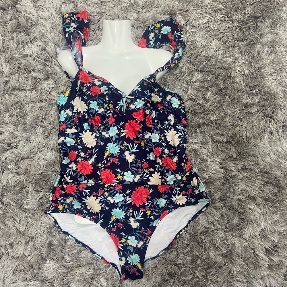 Old navy women blue floral one piece, lined bathing suit. Size 3X Plus. Used.